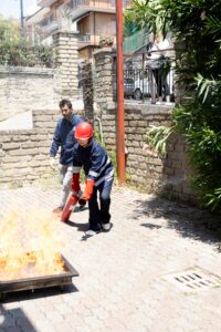 Parte pratica di un corso di formazione per addetti antincendio: esercitazioni sul campo per imparare a gestire le emergenze in sicurezza